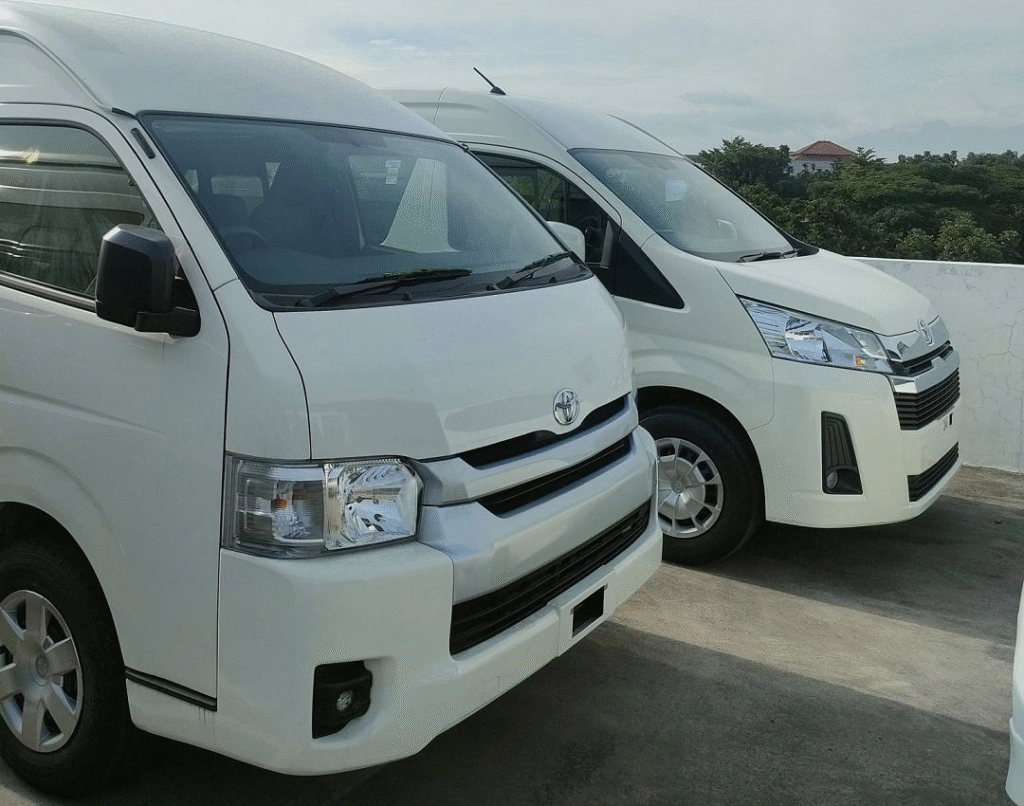 Perbedaan Elf Long dan Short, Kapasitas Elf Long vs Short, Biaya Sewa Elf Long dan Short, Elf Long untuk Wisata, Elf Short untuk Perjalanan Kota