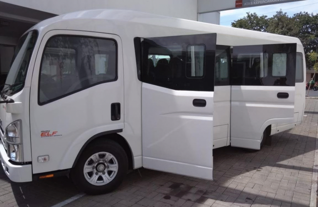 Perbedaan Elf Long dan Short, Kapasitas Elf Long vs Short, Biaya Sewa Elf Long dan Short, Elf Long untuk Wisata, Elf Short untuk Perjalanan Kota