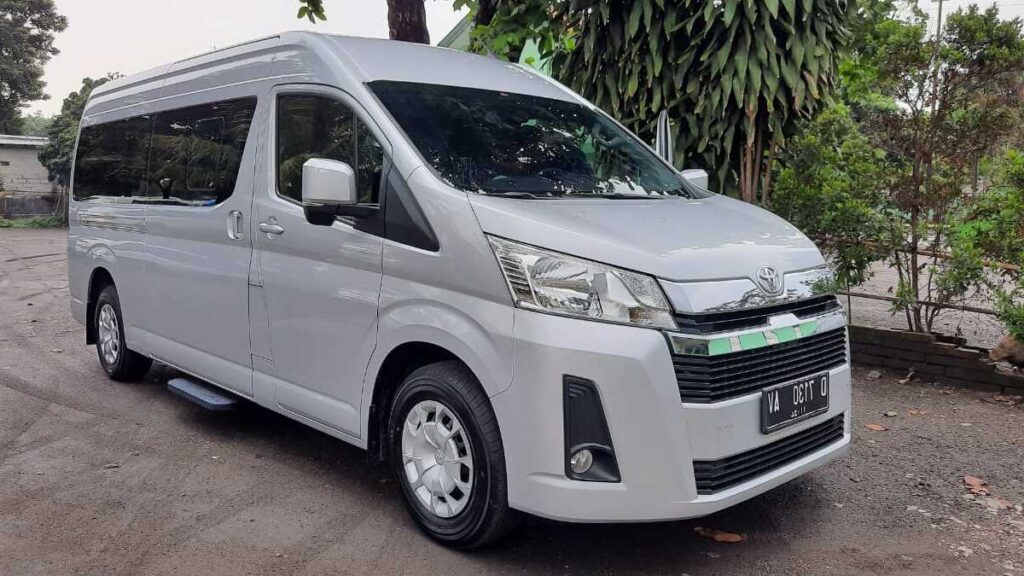 Kenapa Banyak Rombongan Memilih Hiace Dibanding Mobil Pribadi Saat ke Bandung